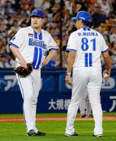 　９回、三浦監督（右）から交代を告げられる伊勢