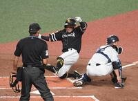 　２回、野村の中前適時打で牧原大（中央）が同点のホームイン（撮影・園田高夫）