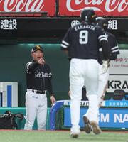 　５回、栗原の右中間打で一走・柳田が生還。指をさす小久保監督（撮影・佐々木彰尚）