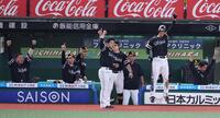 　５回、栗原の勝ち越し２点三塁打に喜ぶ山川（左端）、近藤（中央）らソフトバンクナイン（撮影・吉澤敬太）