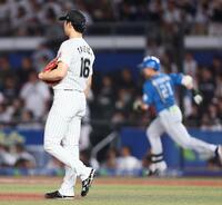 　２回、清宮幸（右）に先制ソロを浴びる種市（撮影・中島達哉）