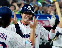 　２回、本塁打を放ちナインに迎えられる山田
