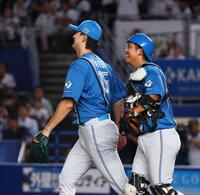 　プロ初完封勝利をあげ、進藤（右）と喜ぶ達（撮影・中島達哉）
