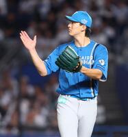 　７回、三者凡退に抑え、グラブをたたく達（撮影・中島達哉）