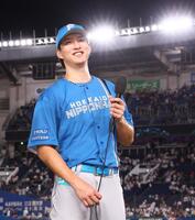 　プロ初完封勝利をあげ、ヒーローインタビューで笑顔を見せる達（撮影・中島達哉）