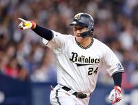 　５回、先制２ランを放ちベンチに向かって指をさす紅林（撮影・山口登）