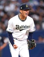 　２回、山下は太田を見逃し三振に打ち取り雄たけびを上げる（撮影・山口登）