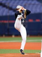 　マウンドで佐々木朗希のマネをする宮城（撮影・山口登）