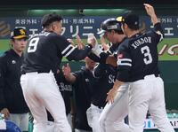 　５回、勝ち越し２点二塁打を放った栗原（中央）は柳町の適時打で生還し、ナインに祝福される（撮影・吉澤敬太）