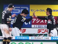 　２番手を務め終え、ベンチで小久保監督（右）とタッチする藤井（中央）＝撮影・吉澤敬太