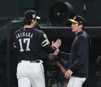 　６回表終了時、有原を出迎える周東（撮影・佐々木彰尚）