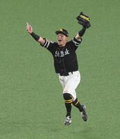 　優勝の瞬間、歓喜のバンザイをする牧原大（撮影・園田高夫）