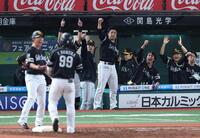 　２回、盛り上がるソフトバンクベンチ（撮影・金田祐二）