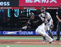 　２回、中前に同点適時打を放つ野村（撮影・金田祐二）