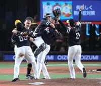 　杉山（中央）ら歓喜のソフトバンクナイン（撮影・金田祐二）