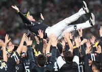 　胴上げされる小久保監督（撮影・佐々木彰尚）