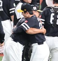 　優勝し喜ぶ周東（右）＝撮影・吉澤敬太