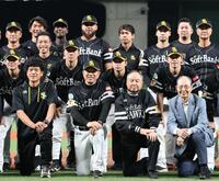　優勝を決めて写真におさまる（左から）城島健司ＣＢＯ、小久保監督、孫正義オーナーら（撮影・佐々木彰尚）