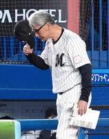 　日本ハムに敗れ、引き揚げる吉井監督