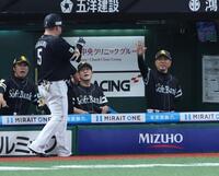 　６回、２安打の山川をベンチに下げ、笑顔の小久保監督（撮影・金田祐二）