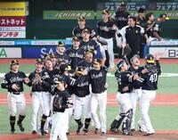 　優勝し喜ぶソフトバンクナイン（撮影・吉澤敬太）