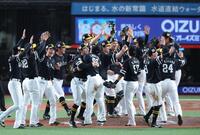 　歓喜のソフトバンクナイン（撮影・金田祐二）