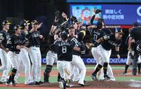 　歓喜のソフトバンクナイン（撮影・金田祐二）
