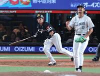 　５回、勝ち越し打を放つ栗原（撮影・金田祐二）