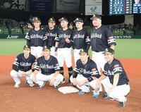 　写真におさまる内野手陣（撮影・佐々木彰尚）