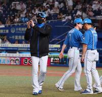 　ナインを迎え、手をたたく新庄監督（左）＝撮影・中島達哉