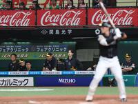 　試合を見つめる近藤（左から３人目）＝撮影・佐々木彰尚