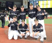 　喜ぶ周東（左上）、近藤（右下）ら（撮影・佐々木彰尚）