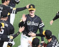 　ナインとタッチする有原（中央）＝撮影・園田高夫