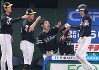 　５回、栗原の勝ち越し２点二塁打で生還した川瀬（右端）とタッチする有原（中央）＝撮影・吉澤敬太