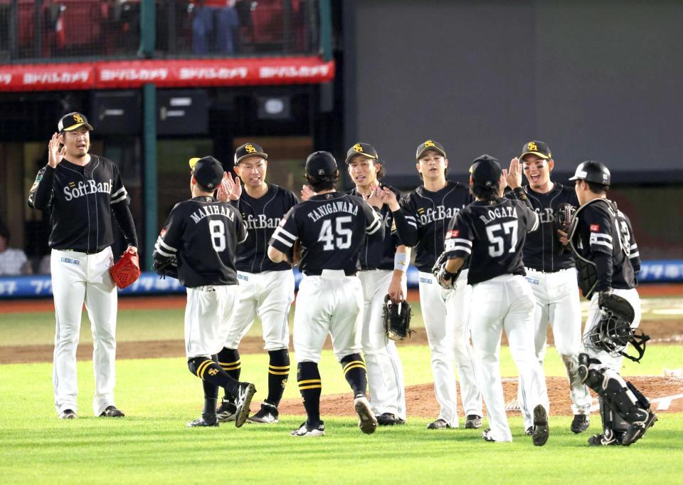 　Ｍ１とし喜ぶソフトバンクナイン（撮影・金田祐二）