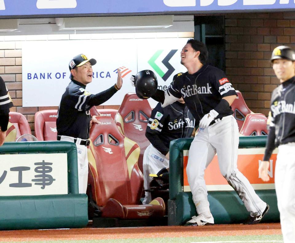 　７回、勝ち越し二塁打を放った栗原を迎える小久保監督