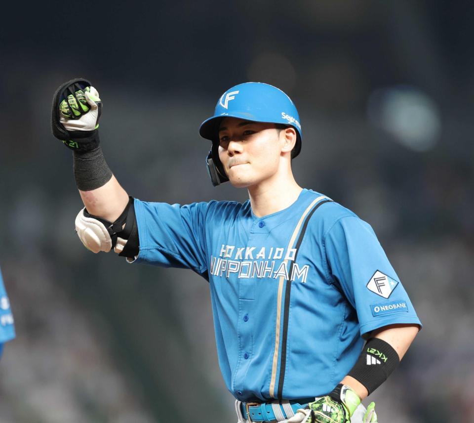 　３回、同点となる２点適時打を放ち、ベンチへ向かってガッツポーズの清宮幸