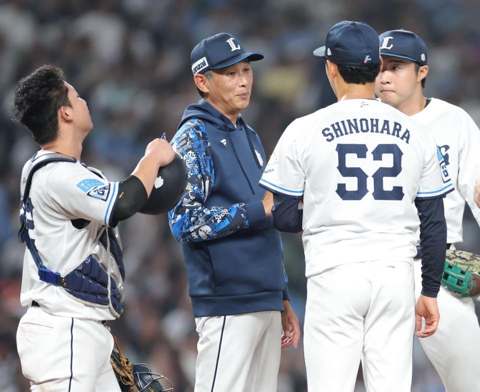 　３回、篠原（右）に降板を告げる西口監督（中央）＝撮影・西岡正