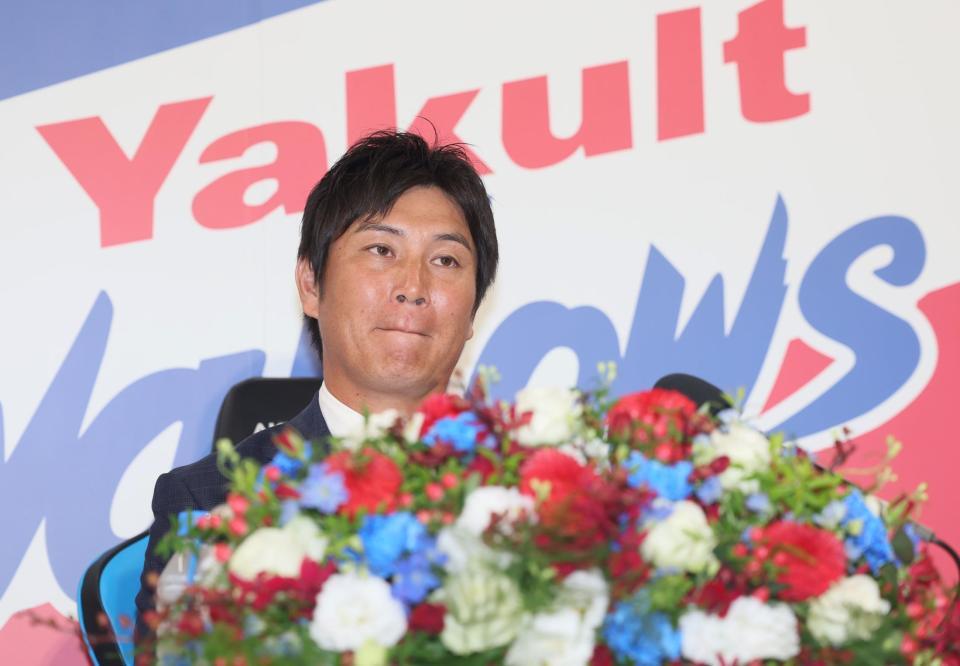 　厳しい表情で引退会見に臨む川端（撮影・石井剣太郎）