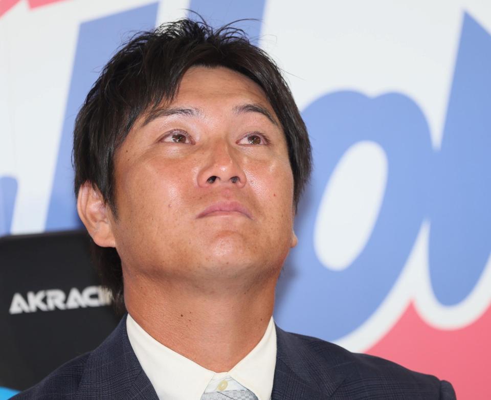 　引退会見に臨む川端（撮影・石井剣太郎）