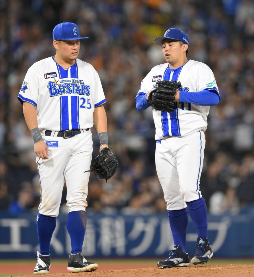 　巨人戦の６回、異変が生じた様子の東（右）を心配する筒香＝２６日