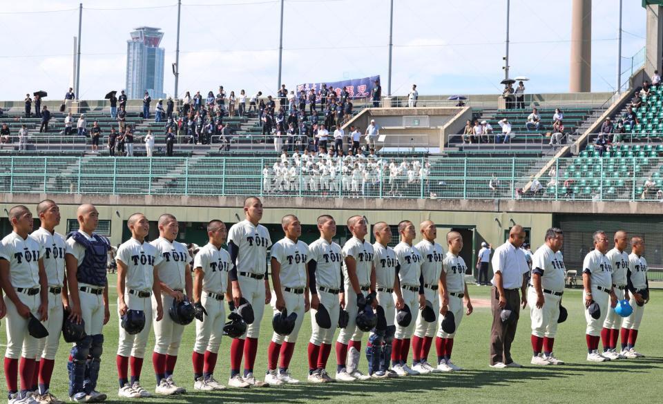 　浪速に勝利し、応援団にあいさつをする大阪桐蔭ナイン（撮影・中田匡峻）