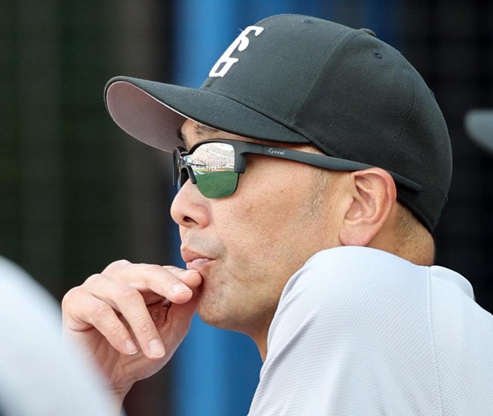 　６回、試合を見つめる阿部監督