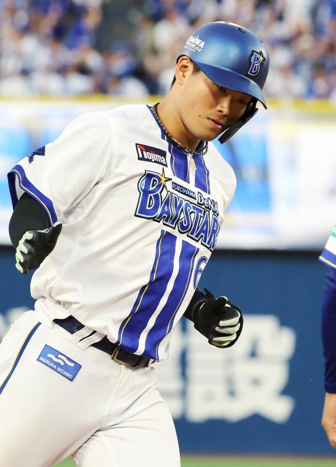 　８回、２ランを放ち、塁を回る蝦名