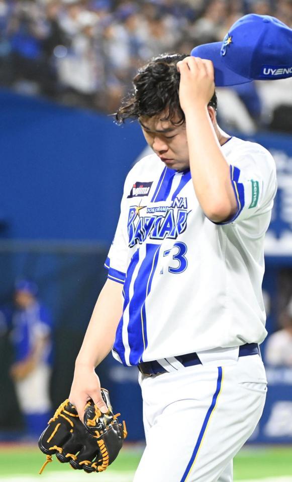 　９回、巨人に逆転を許し降板する伊勢（撮影・持木克友）