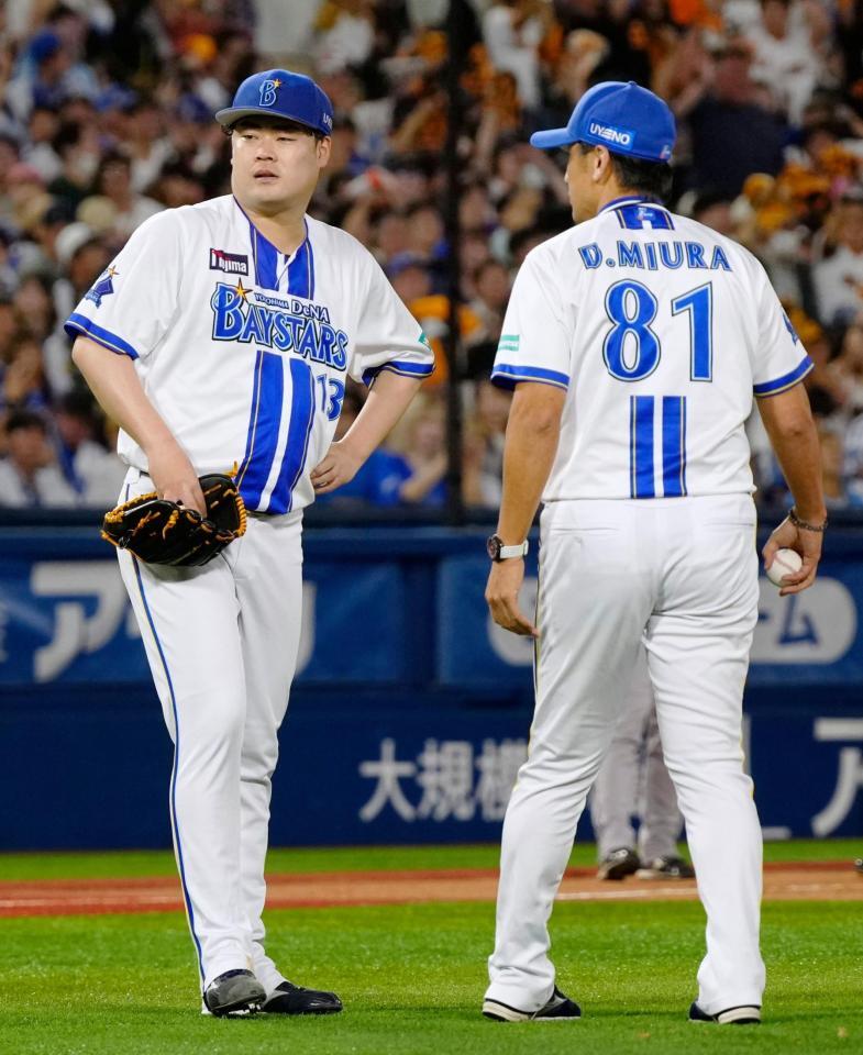 　９回、三浦監督（右）から交代を告げられる伊勢