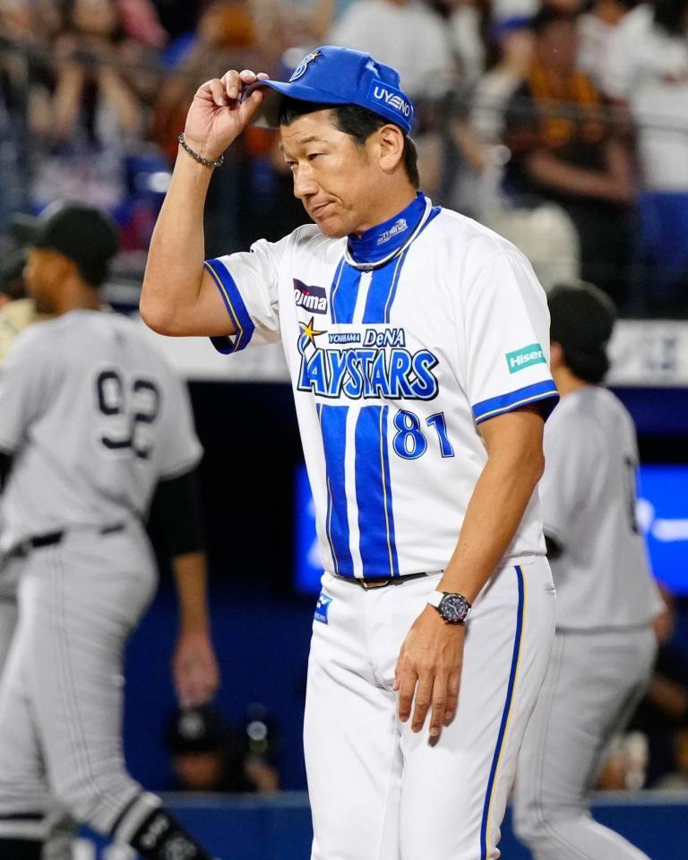 　巨人に逆転負けを喫し、引き揚げる三浦監督