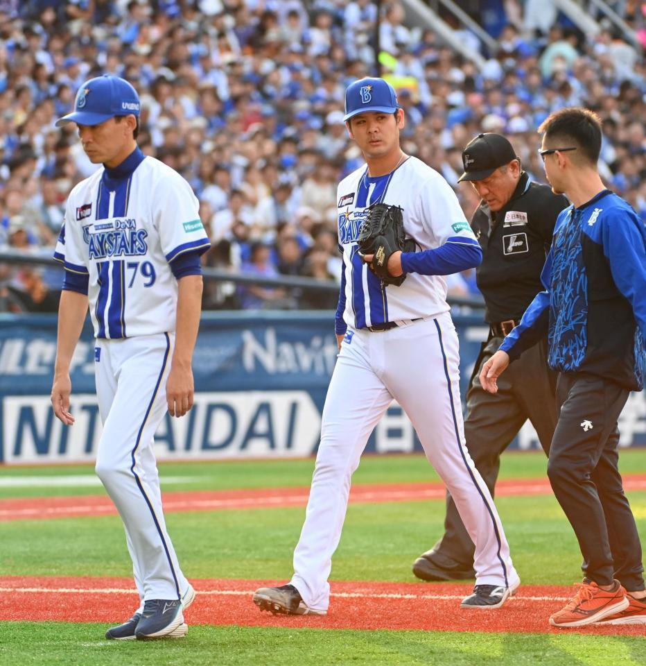 　７回途中、治療のためベンチに引き揚げ、そのまま降板した宮城（撮影・持木克友）