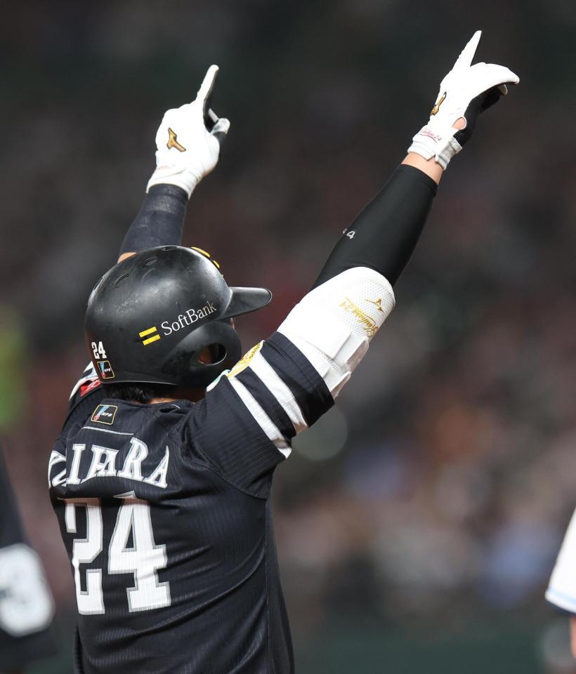 　５回、右中間に２点打を放ち、三進を決めて喜ぶ栗原（撮影・佐々木彰尚）