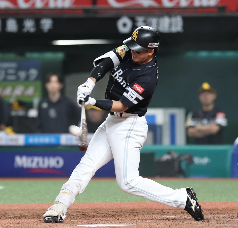 　５回、栗原は右中間に２点適時二塁打を放つ（撮影・佐々木彰尚）